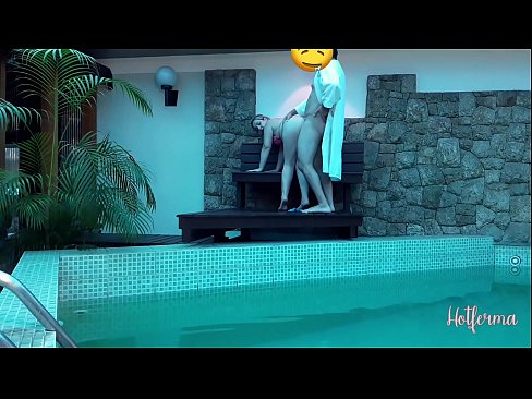 ❤️ El cap convida la criada a la piscina, però no va poder resistir-se a una calor ❤️❌ Vídeo sexual a nosaltres ❌